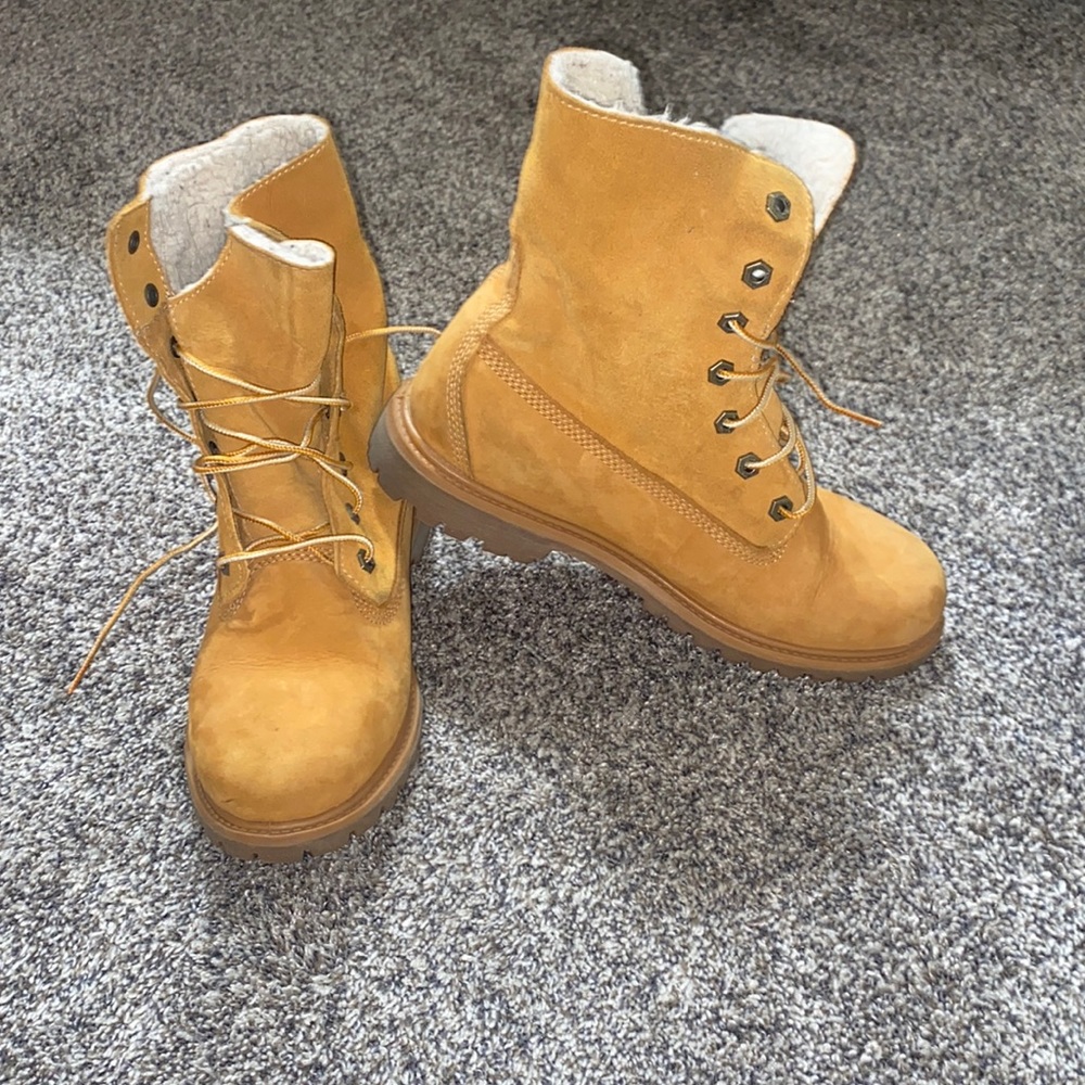 PREOWNED, almost NEW Timberland Boots